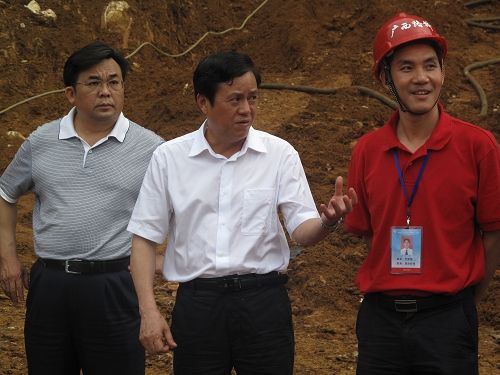 河池市市长谢志刚深入宜河6标施工现场视察事情 - 企业要闻 - 拉斯维加斯3133cc