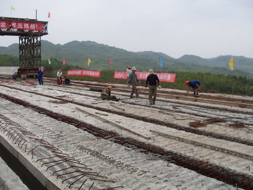 贵阳六标大河滨特大桥顺遂完成最后一片T梁架设事情 - 企业要闻 - 拉斯维加斯3133cc