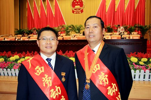 我公司罗业凤总司理、一分公司龙永强总司理荣膺“广西劳动模范”殊荣 - 企业要闻 - 拉斯维加斯3133cc