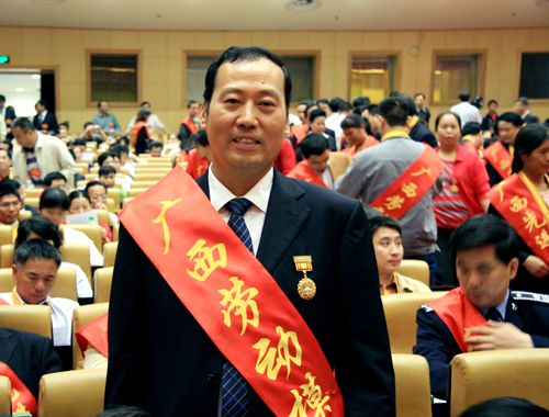 我公司罗业凤总司理、一分公司龙永强总司理荣膺“广西劳动模范”殊荣 - 企业要闻 - 拉斯维加斯3133cc