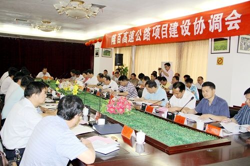 广西拉斯维加斯3133cc依然是广西交通建设的主力军——广西交通运输厅党组书记黄华宽在视察隆百路时指出 - 企业要闻 - 拉斯维加斯3133cc