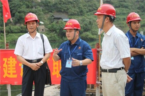 广西壮族自治区直属企事业工会常务副主任陈元滚等向导探望慰问贵州思剑17标项目员工 - 企业要闻 - 拉斯维加斯3133cc