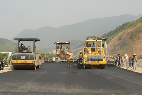 隆百F标最先橡胶沥青混凝土面层大规模施工 - 企业要闻 - 拉斯维加斯3133cc