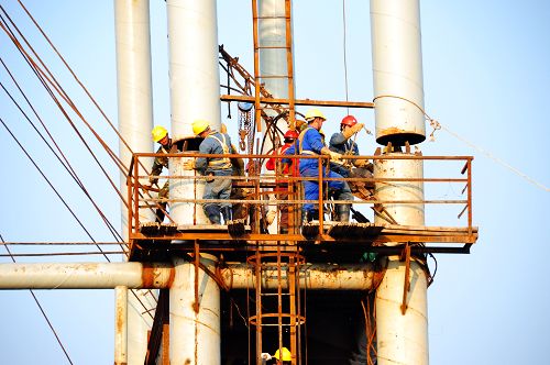 波司登大桥（合江长江一桥）乐成运用摇臂抱杆吊起第二节段扣塔 - 企业要闻 - 拉斯维加斯3133cc