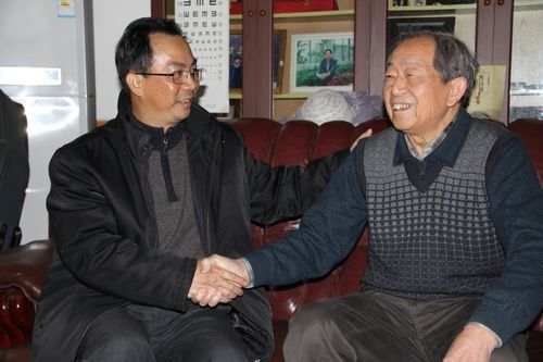 公司向导亲热探望慰问退休员工和厄国项目员工眷属 - 企业要闻 - 拉斯维加斯3133cc