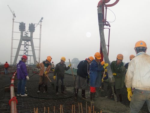 一连作业25小时再掀施工新热潮——百色市东合大桥引桥左幅混凝土浇筑顺遂完成 - 企业要闻 - 拉斯维加斯3133cc