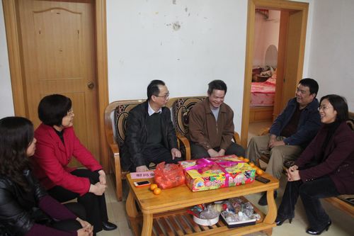 公司向导慰问走访难题员工 - 企业要闻 - 拉斯维加斯3133cc