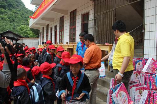 丹桂华庭项目携手越野e族开展爱心助学活动 - 企业要闻 - 拉斯维加斯3133cc