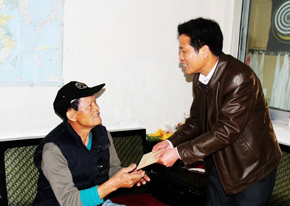 公司向导春节前走访慰问生涯难题老党员及退休职工 - 企业要闻 - 拉斯维加斯3133cc