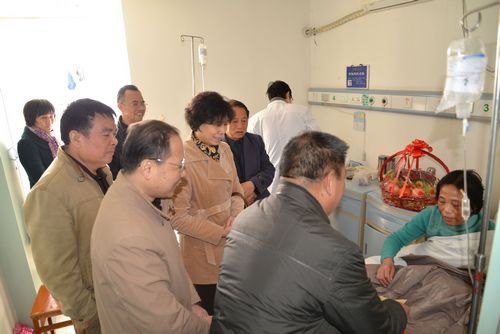 公司向导春节前走访慰问生涯难题老党员及退休职工 - 企业要闻 - 拉斯维加斯3133cc