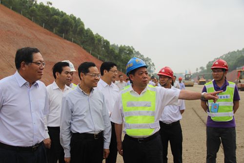 自治区主席陈武视察沿海高速公路改扩建一期工程项目建设 - 企业要闻 - 拉斯维加斯3133cc