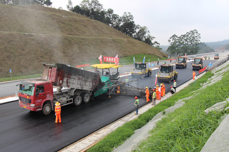 沥青上面层试验路施工现场2.jpg